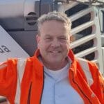 Man staat naast asfaltwagen